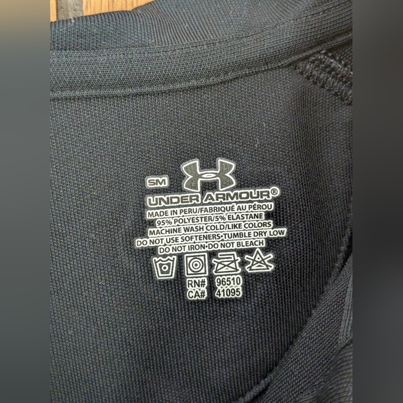 Under Armour women's athletic top size sm - Picture 2 of 2